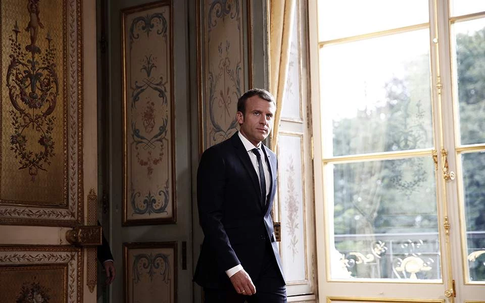 Δέκα μονάδες έπεσε η δημοτικότητα του Μακρόν σε έναν μήνα